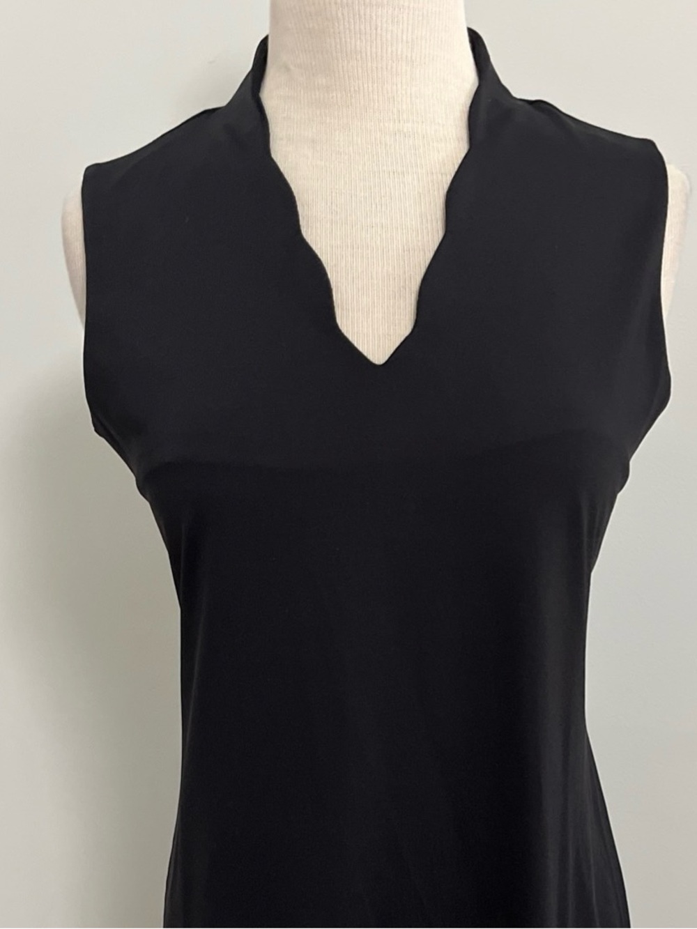 Lulu-B Scallop V-Neck Sleeveless Jersey Shift Dress - Picture 2 of 7